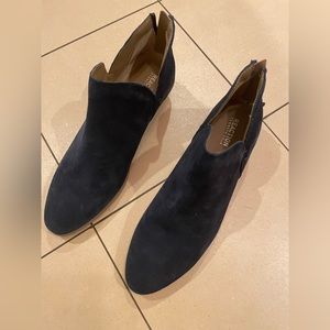 Kenneth Cole Navy blue suede booties zipper back/women size 11